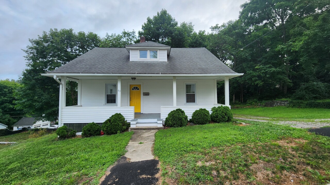 63 Pleasant St in Torrington, CT - Foto de edificio