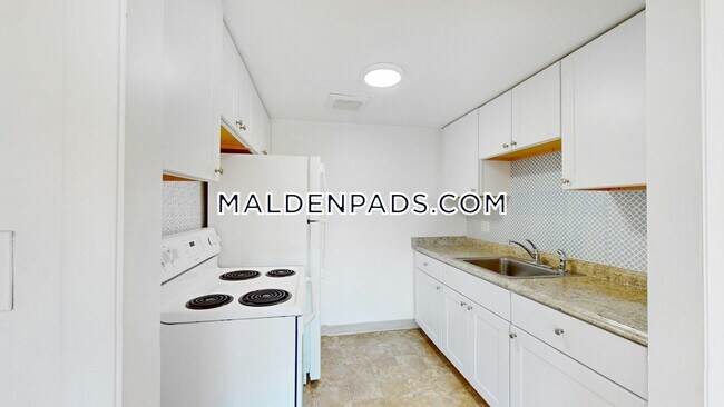 525 Highland Ave, Unit 27 in Malden, MA - Building Photo - Building Photo