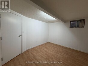251 Shawnee Cir in Toronto, ON - Building Photo - Building Photo