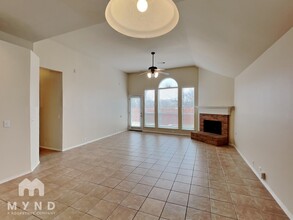 1912 Oak Timber Dr in Bedford, TX - Foto de edificio - Building Photo