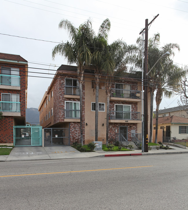 630 S Lake St in Burbank, CA - Foto de edificio - Building Photo