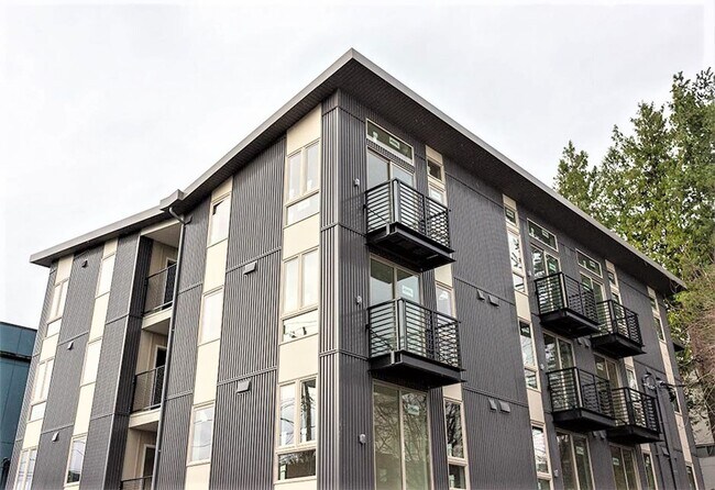 Sienna Apartments in Seattle, WA - Building Photo - Interior Photo