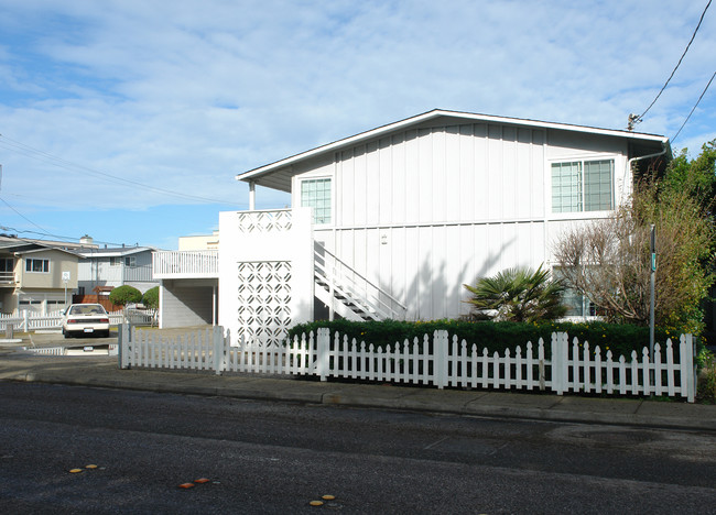 2421 Palmetto Ave in Pacifica, CA - Building Photo - Building Photo