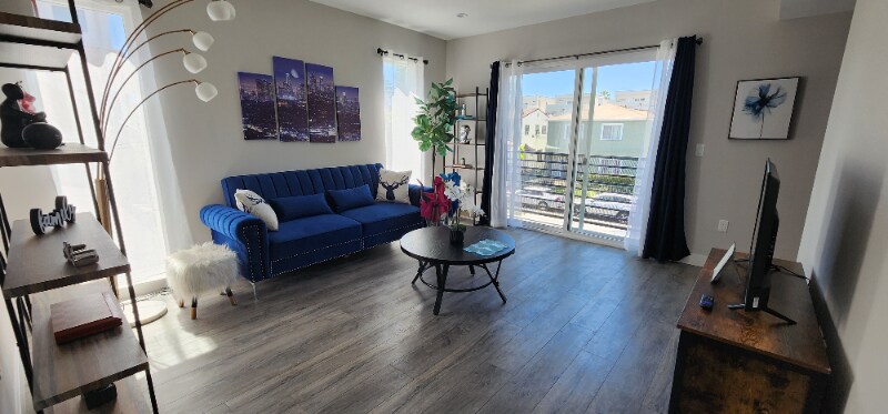 1106 Serrano Ave in Los Angeles, CA - Building Photo