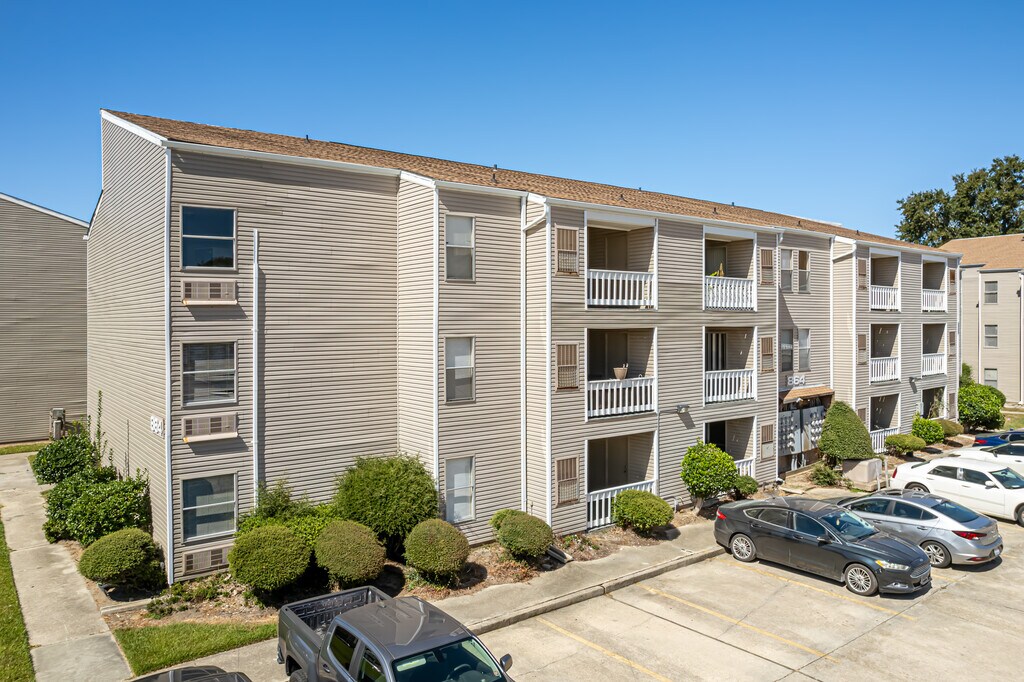 Sunlake Apartments in Kenner, LA
