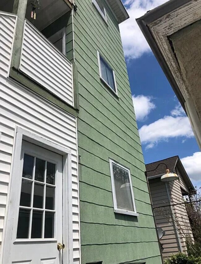 217 Clarendon St in Fitchburg, MA - Foto de edificio - Building Photo