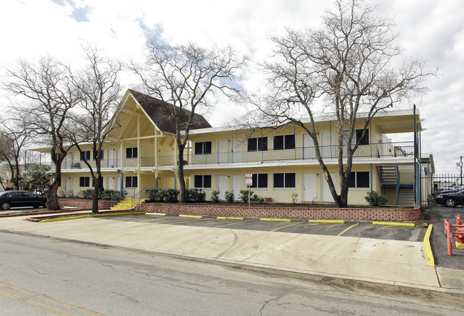 New Riviera Apartments in San Antonio, TX - Foto de edificio - Building Photo