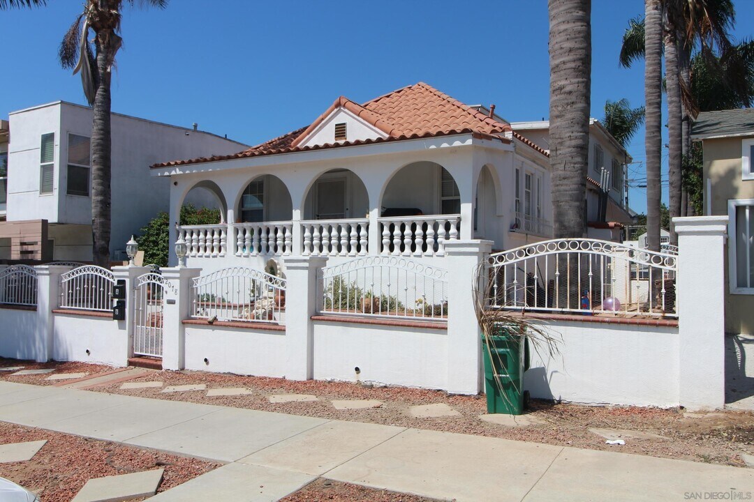 2078 Harrison Ave in San Diego, CA - Building Photo