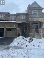 21 Spruce Pine Cres in Vaughan, ON - Building Photo