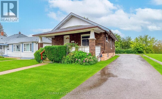 5188 Maple St in Niagara Falls, ON - Foto de edificio - Building Photo