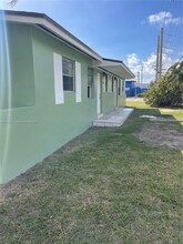 18351 SW 107th Ave-Unit -1 in Miami, FL - Foto de edificio - Building Photo