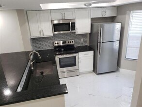 93 SW 3rd St in Pompano Beach, FL - Foto de edificio - Building Photo