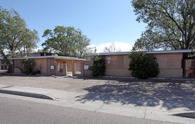 210-212 Charleston St NE in Albuquerque, NM - Foto de edificio - Building Photo