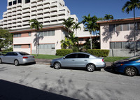 501-525 Valencia Ave in Coral Gables, FL - Foto de edificio - Building Photo