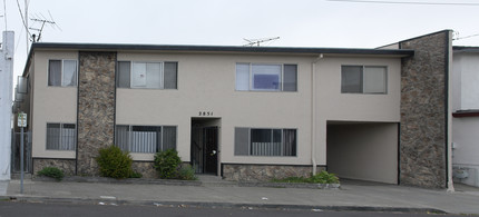 2851 38th Ave in Oakland, CA - Foto de edificio - Building Photo