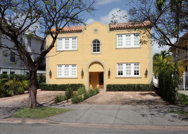 215 Phoenetia Ave in Coral Gables, FL - Foto de edificio - Building Photo