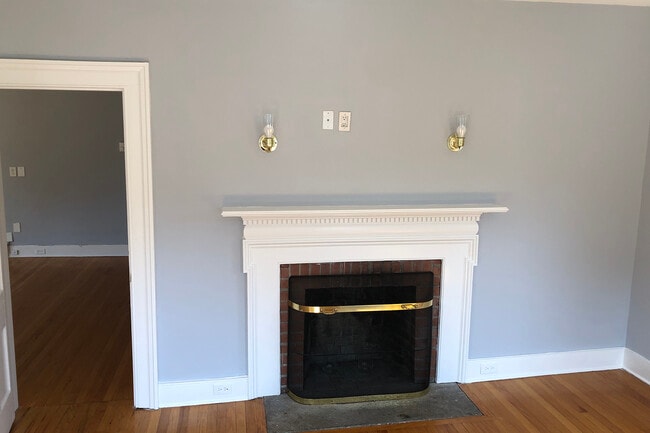 26 S Main St, Unit 26A in New Milford, CT - Foto de edificio - Building Photo