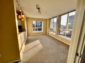 108 5th Ave S in Seattle, WA - Foto de edificio - Building Photo