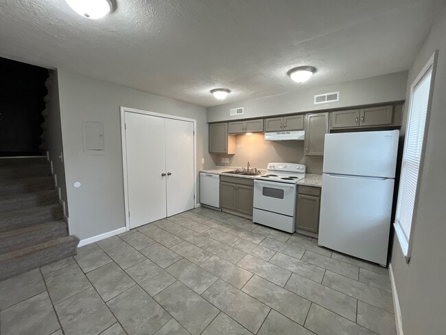 961 Old Hickory Blvd in Jackson, TN - Foto de edificio - Building Photo