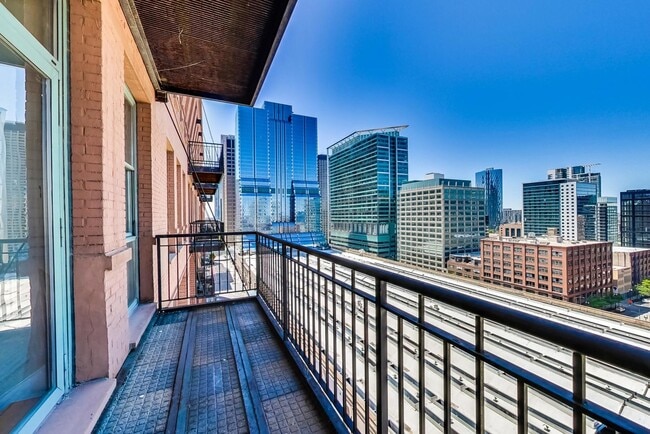 165 N Canal St, Unit 1430 in Chicago, IL - Foto de edificio - Building Photo