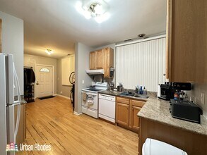 3650 W George St, Unit J05W in Chicago, IL - Building Photo - Building Photo