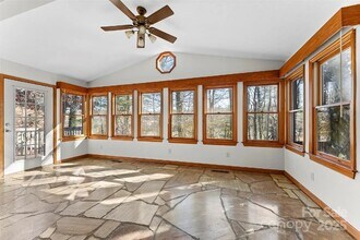 550 Kinross Dr in Flat Rock, NC - Foto de edificio - Building Photo