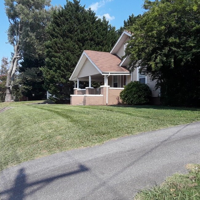 858 Highland Ave NE in Hickory, NC - Building Photo - Building Photo