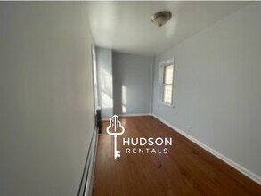 56 Jewett Ave, Unit 3 in Jersey City, NJ - Building Photo - Building Photo