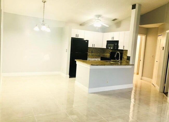 4695 Lucerne Lakes Blvd E in Greenacres, FL - Building Photo - Building Photo