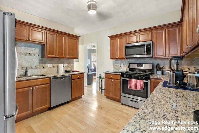 55 Easton St, Unit 2 in Boston, MA - Foto de edificio - Building Photo
