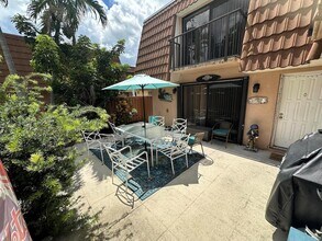246 Charter Way in West Palm Beach, FL - Foto de edificio - Building Photo