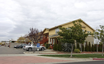 Breakers at Bayport Apartments