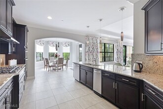 2751 Tiburon Blvd E in Naples, FL - Foto de edificio - Building Photo