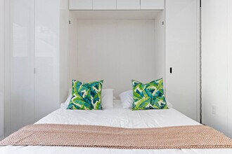 12607 Larchmere Blvd in Cleveland, OH - Foto de edificio - Building Photo