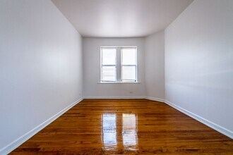 8127 S Ellis Ave Chicago, IL 60619 in Chicago, IL - Foto de edificio - Building Photo