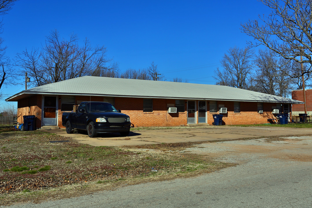 102 S 2nd St in Noble, OK - Foto de edificio