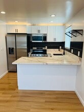 1553 W 106th St, Unit A in Los Angeles, CA - Foto de edificio - Building Photo