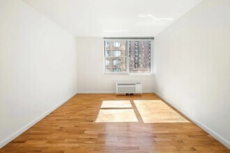 2 S End Ave in New York, NY - Building Photo - Building Photo