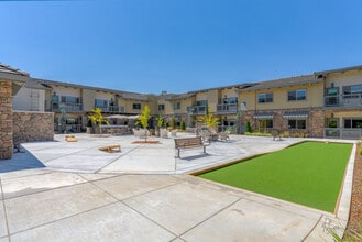 Hearthstone Lodge Senior Residences in Auburn, CA - Foto de edificio - Building Photo