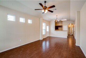 113 Creekside Villa Dr in Kyle, TX - Building Photo - Interior Photo