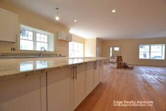 35 Pratt St, Unit 1 in Boston, MA - Foto de edificio - Building Photo