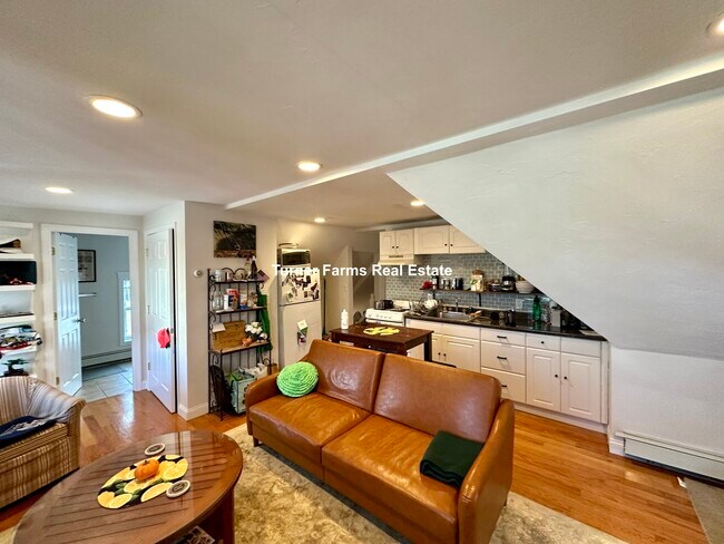 337 Centre St, Unit 3 in Boston, MA - Foto de edificio - Building Photo