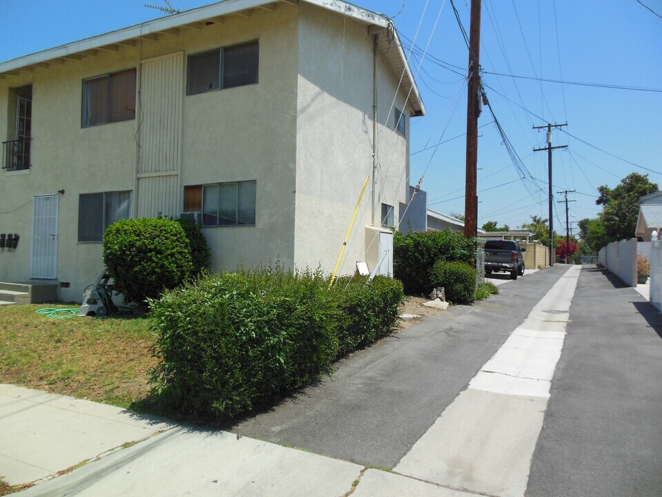 210 S Hazel St in La Habra, CA - Building Photo