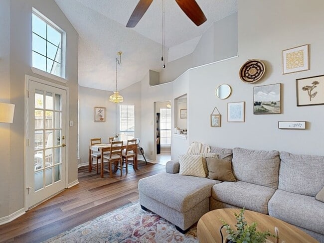 18024 Whispering Gables Ln in Dallas, TX - Building Photo - Building Photo