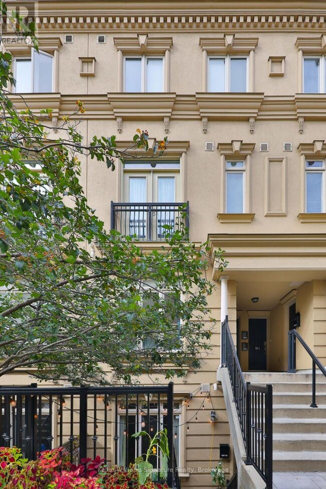 98-98 Carr St