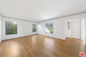 1031 S Tremaine Ave in Los Angeles, CA - Building Photo - Building Photo