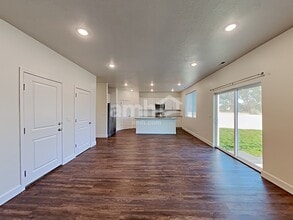 1273 E White St in Saratoga Springs, UT - Foto de edificio - Building Photo
