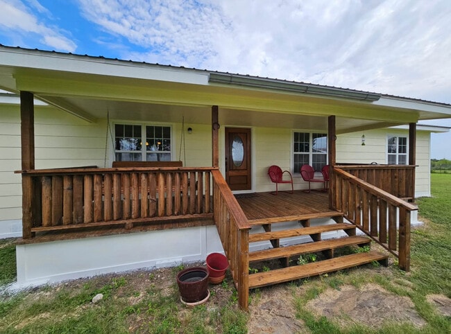 1229 Co Rd 420 in Thorndale, TX - Building Photo - Building Photo