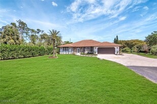 1930 Oakes Blvd in Naples, FL - Building Photo