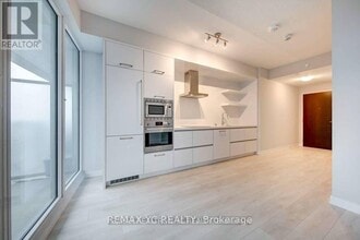 2221 Yonge St in Toronto, ON - Building Photo - Building Photo